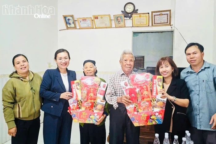 Đảng ủy xã Trung Khánh Vĩnh chúc Tết các đảng viên