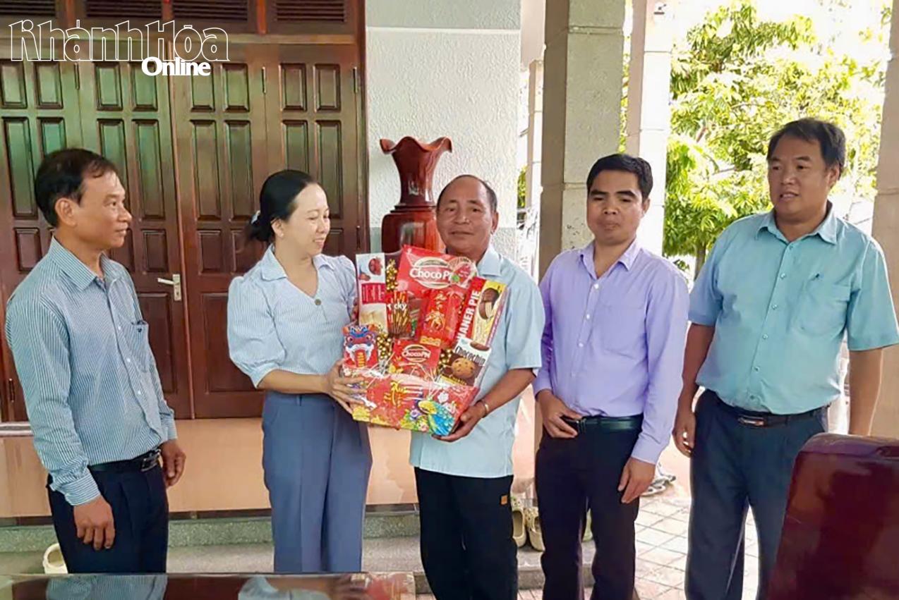 Lãnh đạo Đảng ủy xã trao quà cho ông Cao Cường, nguyên Bí Thư Huyện ủy huyện Khánh Vĩnh (cũ).