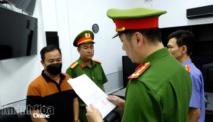 Sản xuất, buôn bán hàng giả tinh dầu hít, giám đốc và tổng quản lý bị khởi tố