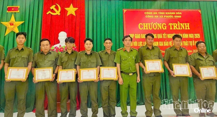 Công an xã Phước Dinh gặp mặt, tặng quà Tết cho lực lượng tham gia bảo vệ an ninh trật tự ở cơ sở
