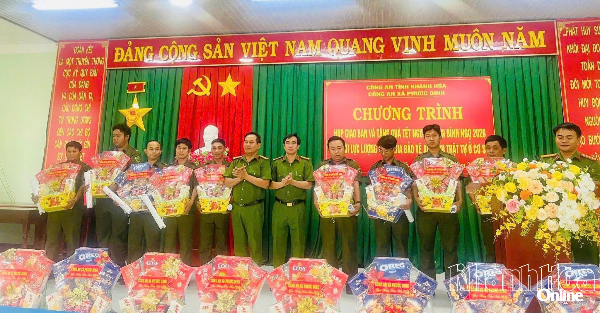 Ban Chỉ huy Công an xã Phước Dinh trao quà Tết cho lực lượng tham gia bảo vệ an ninh, trật tự tại cơ sở