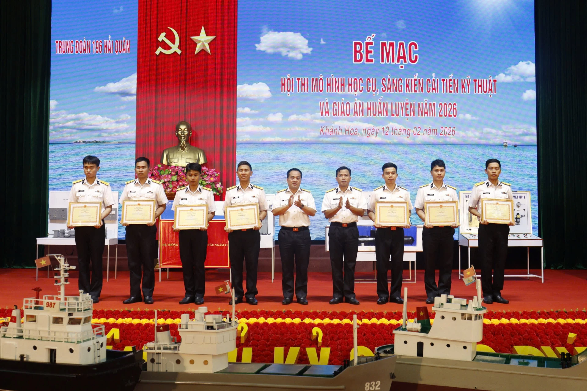 Ban tổ chức trao giải cho các đội thi.