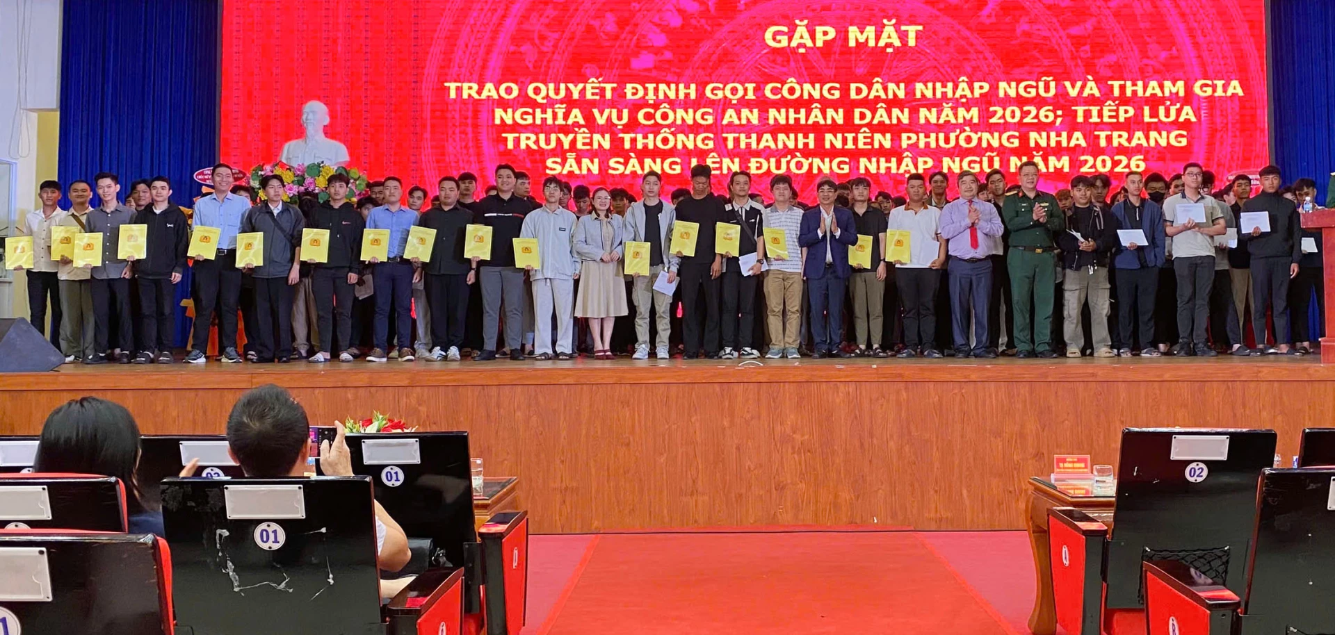 Trao quà cho thanh niên lên đường nhập ngũ.