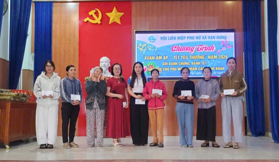 Trao quà cho phụ nữ có hoàn cảnh khó khăn.