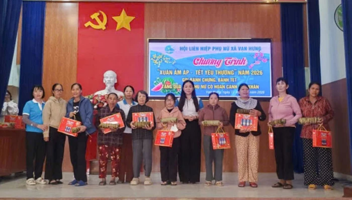 Xã Vạn Hưng tặng 100 suất quà Tết cho hội viên phụ nữ khó khăn