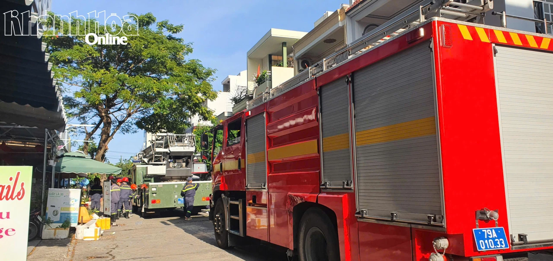 Lực lượng chữa cháy chuyên nghiệp tại hiện trường.