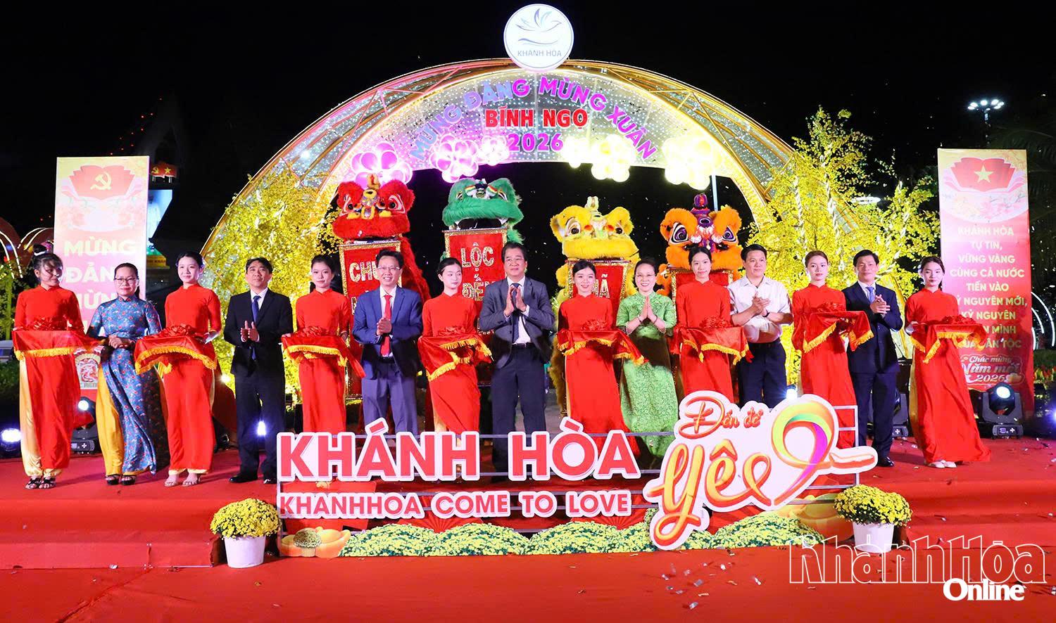 Đồng chí Nguyễn Long Biên và các đại biểu cắt băng khai mạc.