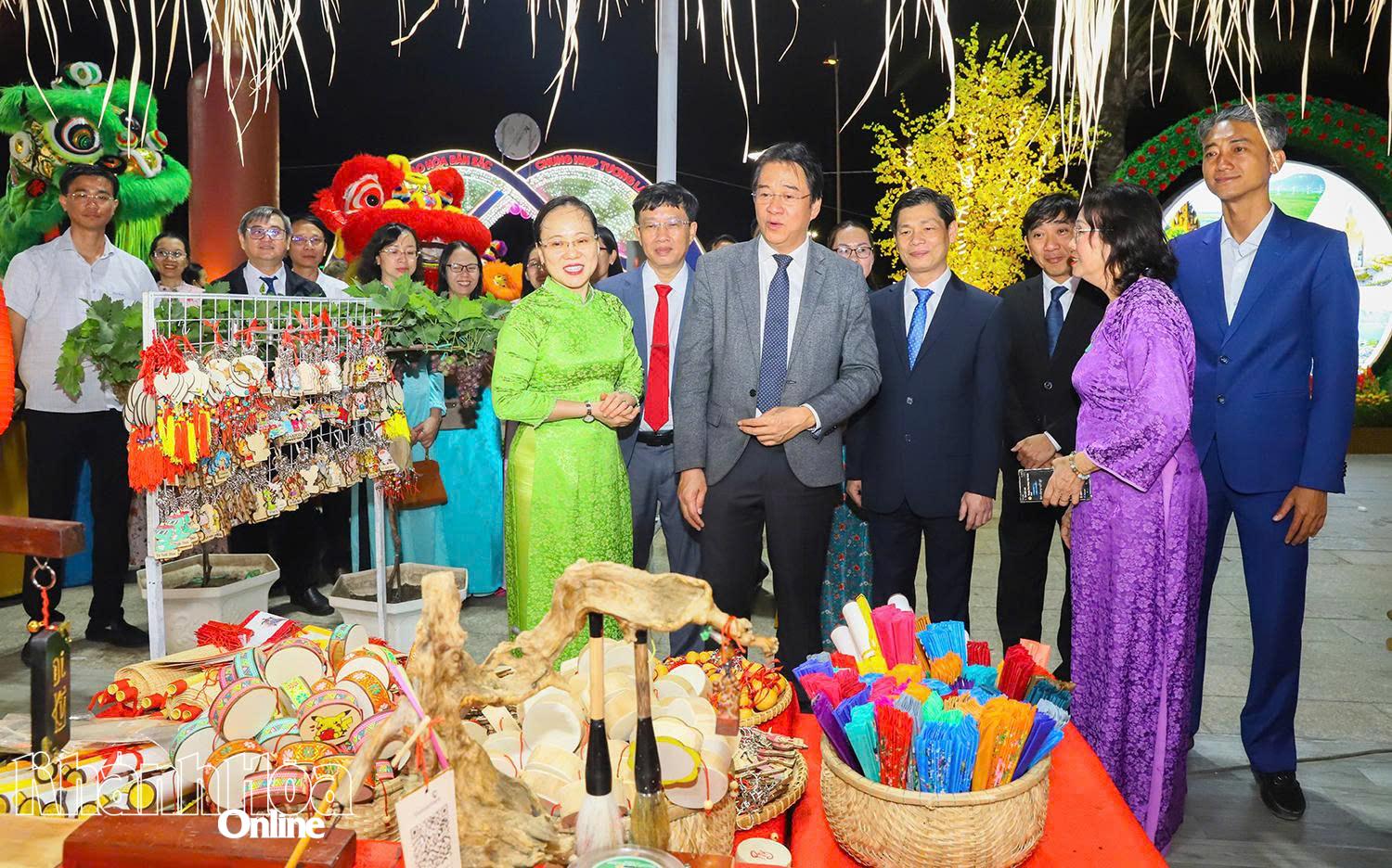 Đồng chí Nguyễn Long Biên và các đại biểu tham quan Vườn Hoa Xuân.