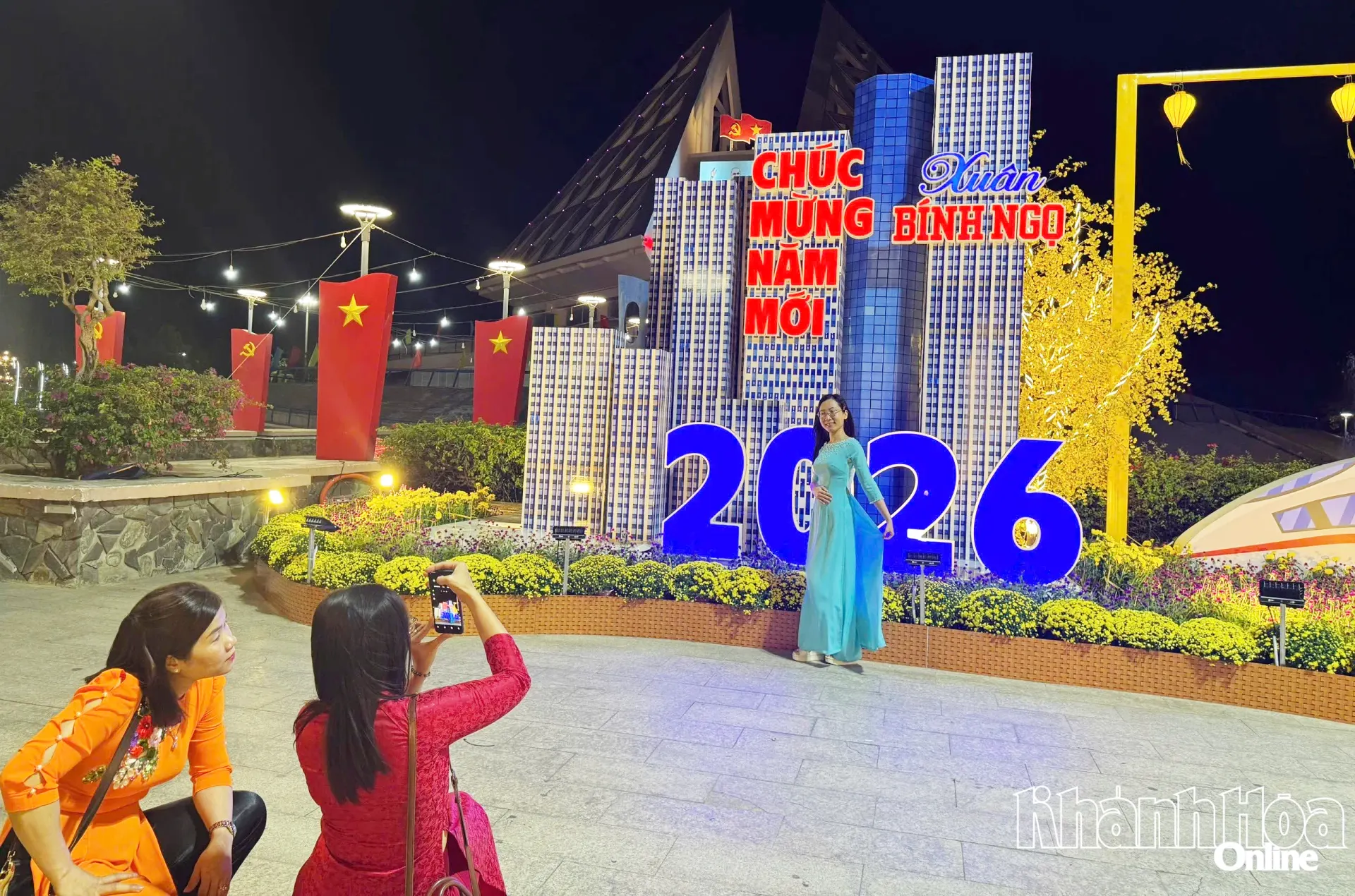 Du khách chụp hình lưu niệm tại Vườn hoa xuân.