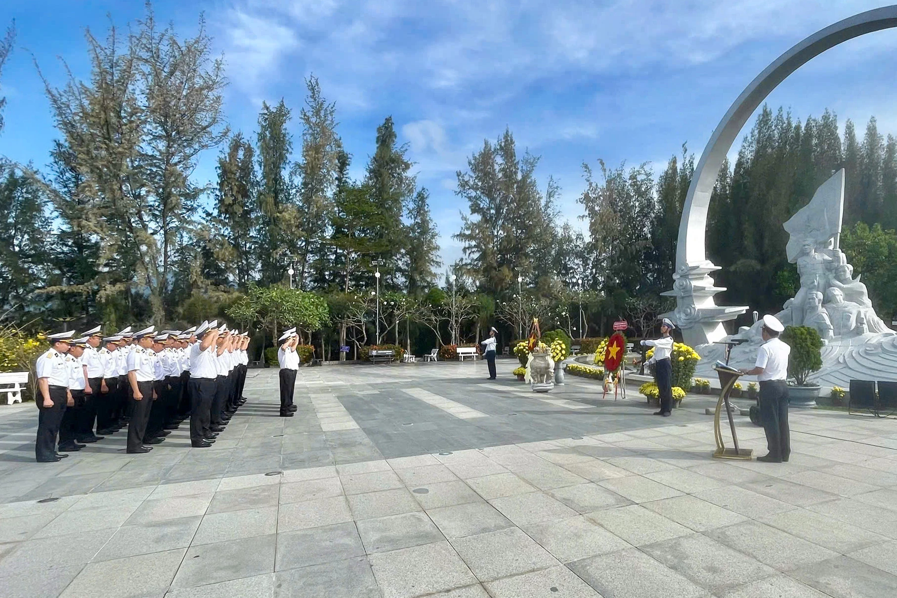 Lữ đoàn dâng hương, dâng hoa tại Khu tưởng niệm chiến sĩ Gạc Ma.