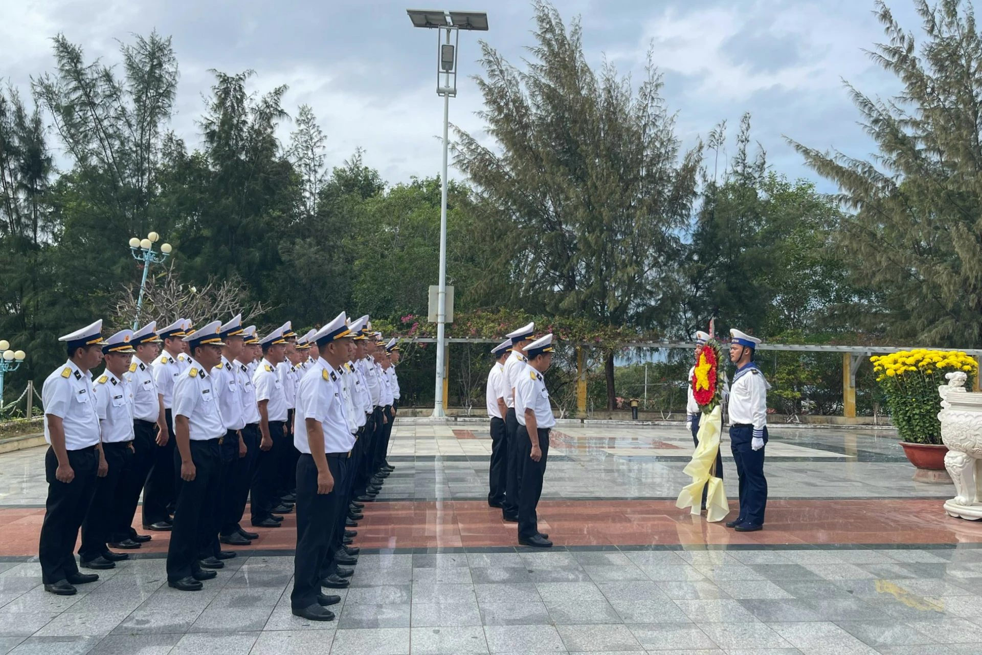 Dâng hương, dâng hoa tại Đài tưởng niệm liệt sĩ tù chính trị Cam Ranh.