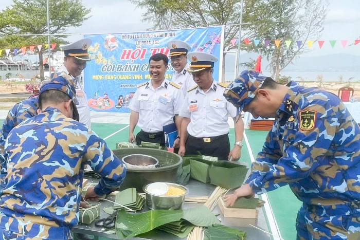 Lữ đoàn 162 tổ chức hội thi gói bánh chưng xanh