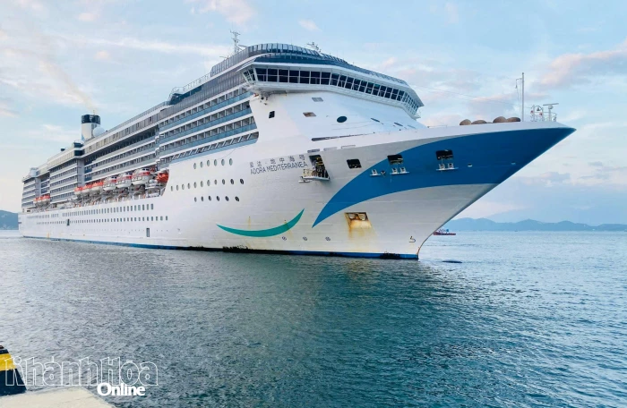 Tàu du lịch biển Andora Mediterranea cùng 2.400 du khách đến Khánh Hòa