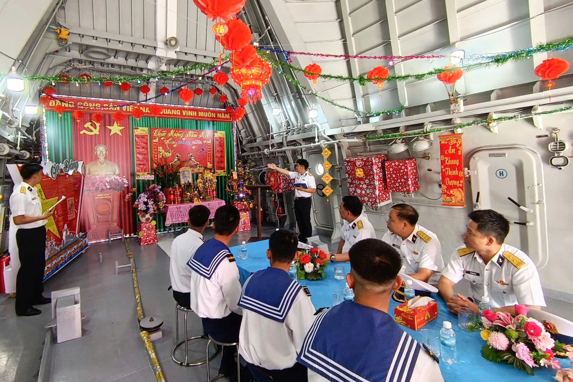 Thi phòng đón Xuân tại Tàu 012.