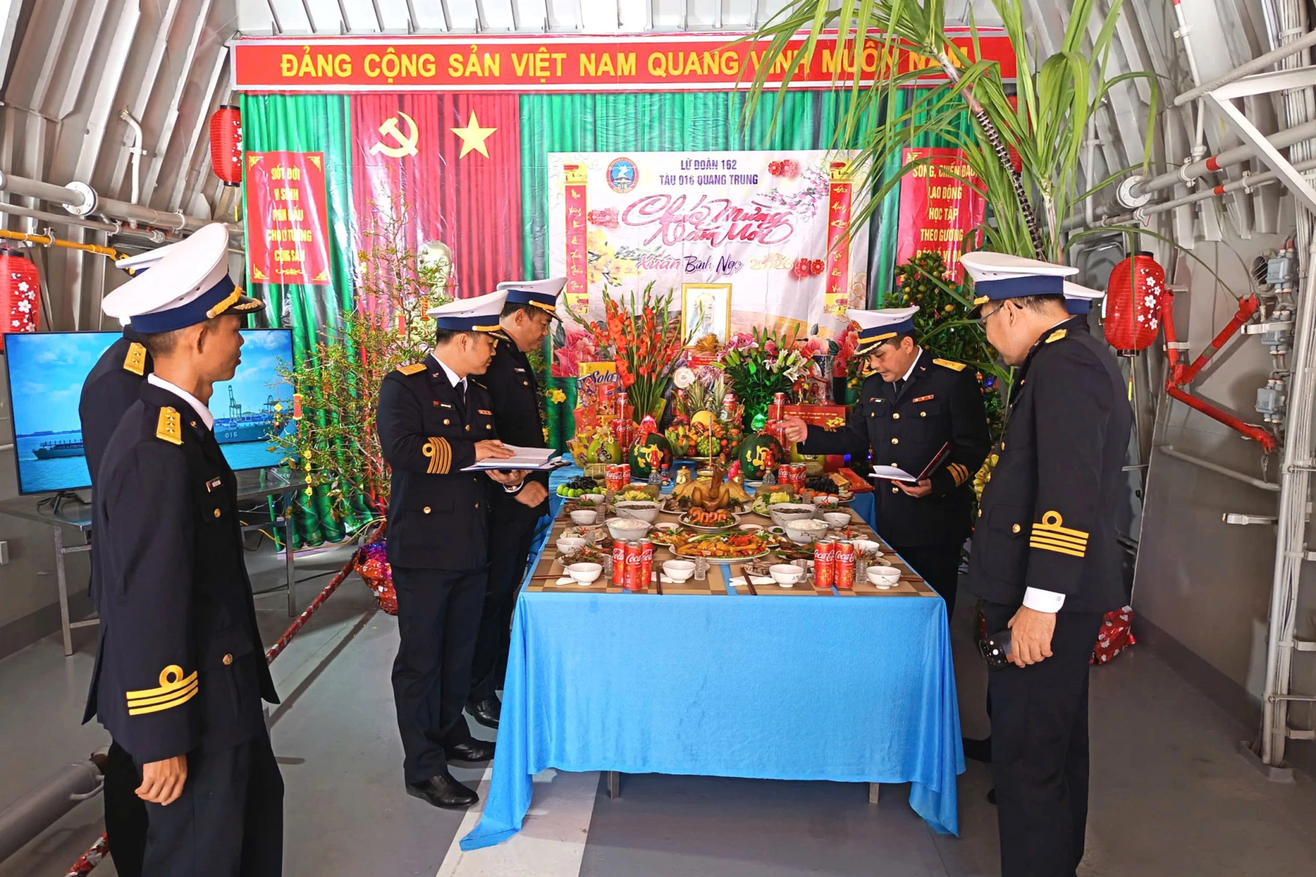 Ban tổ chức chấm thi mâm cỗ tại Tàu 016 Quang Trung.