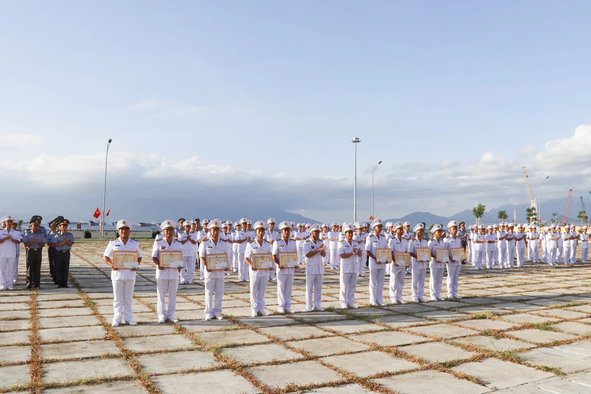 Trao thưởng cho các tập thể, cá nhân đạt giải trong các hội thi.