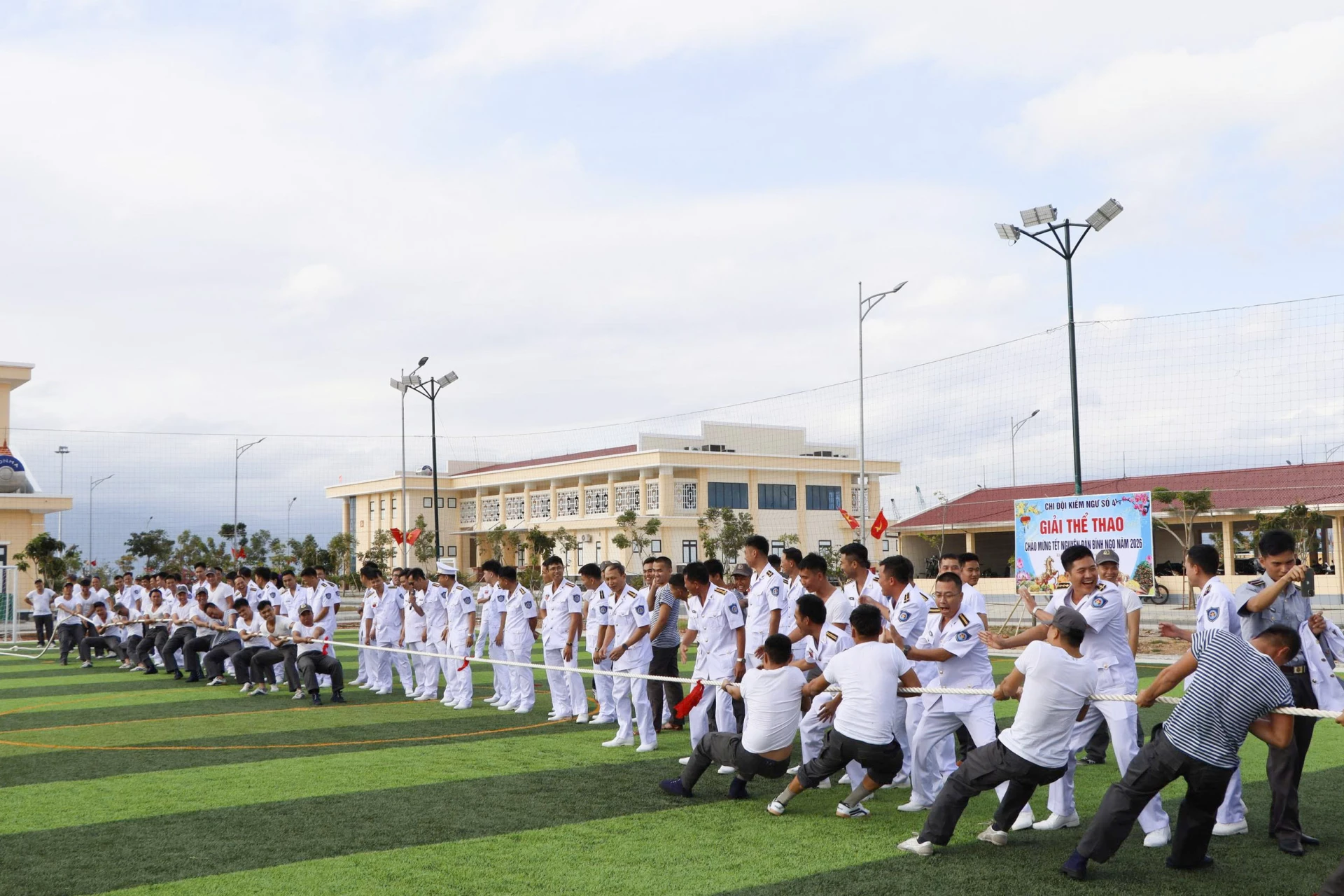 Cán bộ, nhân viên chi đội thi kéo co.