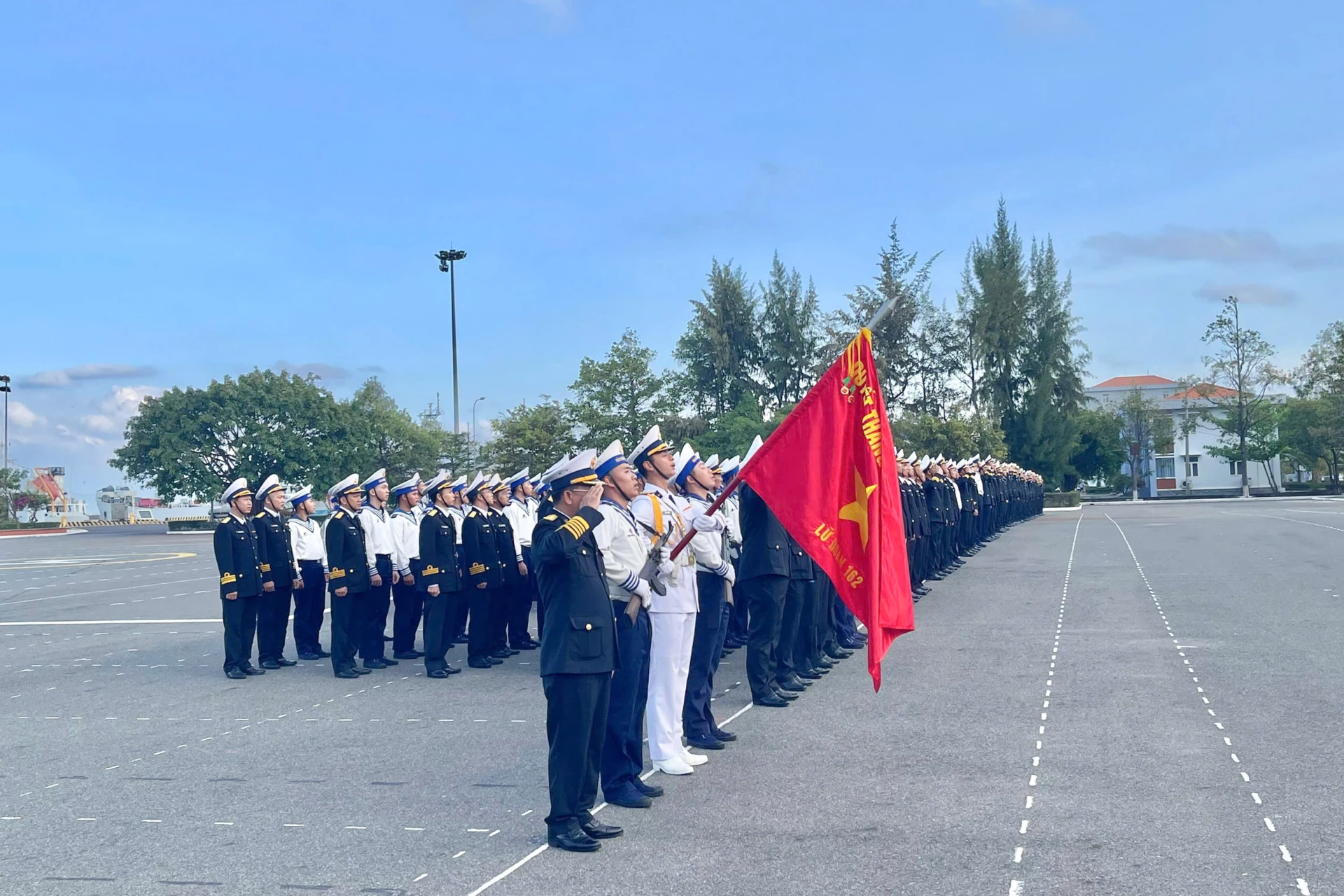 Cán bộ, chiến sĩ lữ đoàn chào cờ đầu năm mới.