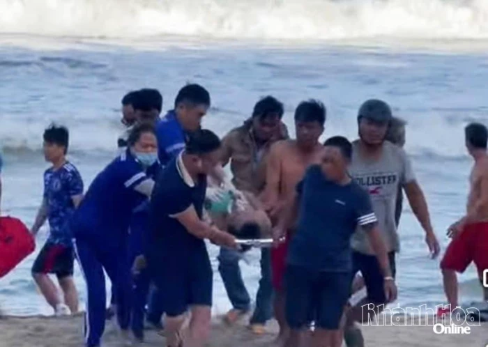 Cứu thành công 10 người bị sóng lớn cuốn xa bờ