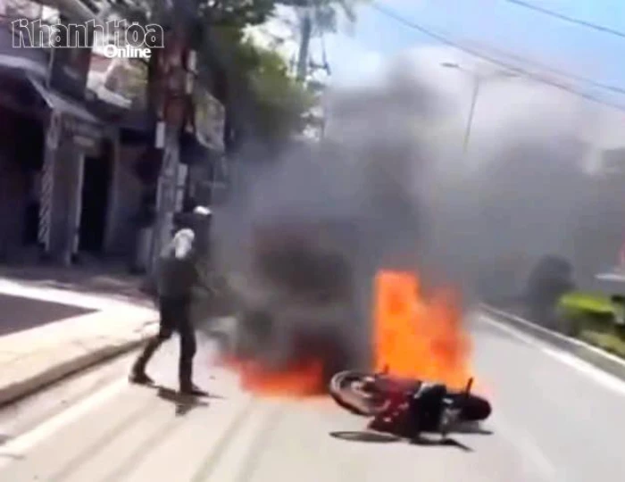 Bắt khẩn cấp đối tượng chống người thi hành công vụ, đốt xe máy khi bị kiểm tra