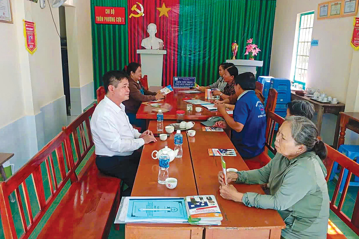 Trợ giúp viên tham gia tố tụng và tư vấn pháp luật.