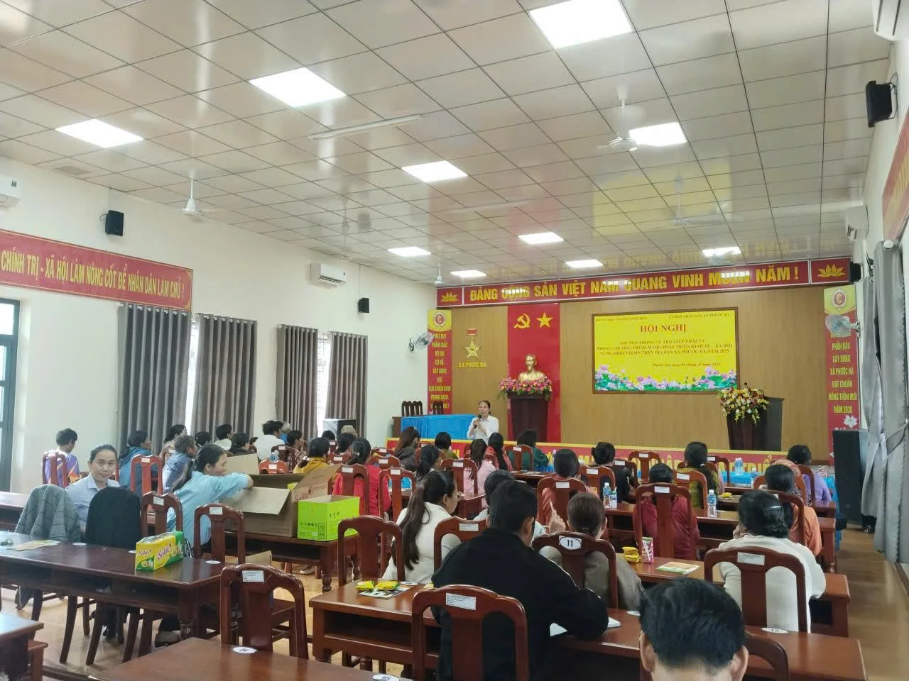 Trợ giúp viên pháp lý là báo cáo viên pháp luật
báo cáo tại các hội nghị.