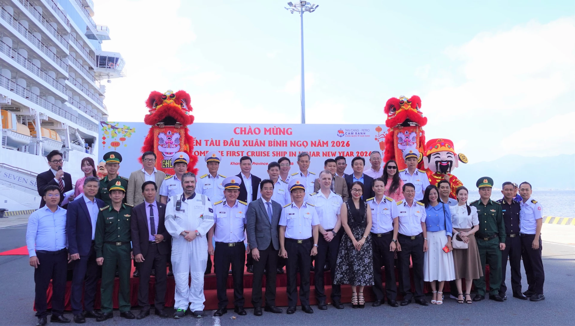 Đồng chí Nguyễn Long Biên chụp ảnh cùng CBNV công ty và đại biểu trong buổi đón chuyến tàu đầu xuân Bính Ngọ 2026.