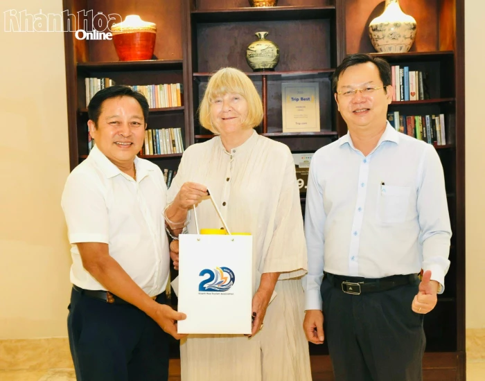 Chủ tịch Hiệp hội Du lịch tỉnh Khánh Hòa thăm nữ du khách Đan Mạch có gần 30 lần đón Tết ở Nha Trang