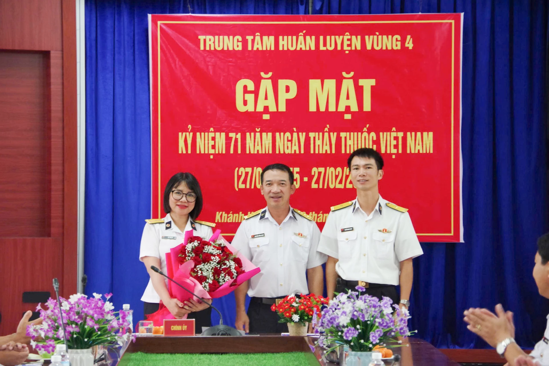 Chính ủy Trung tâm tặng hoa chúc mừng đến các cán bộ quân y.