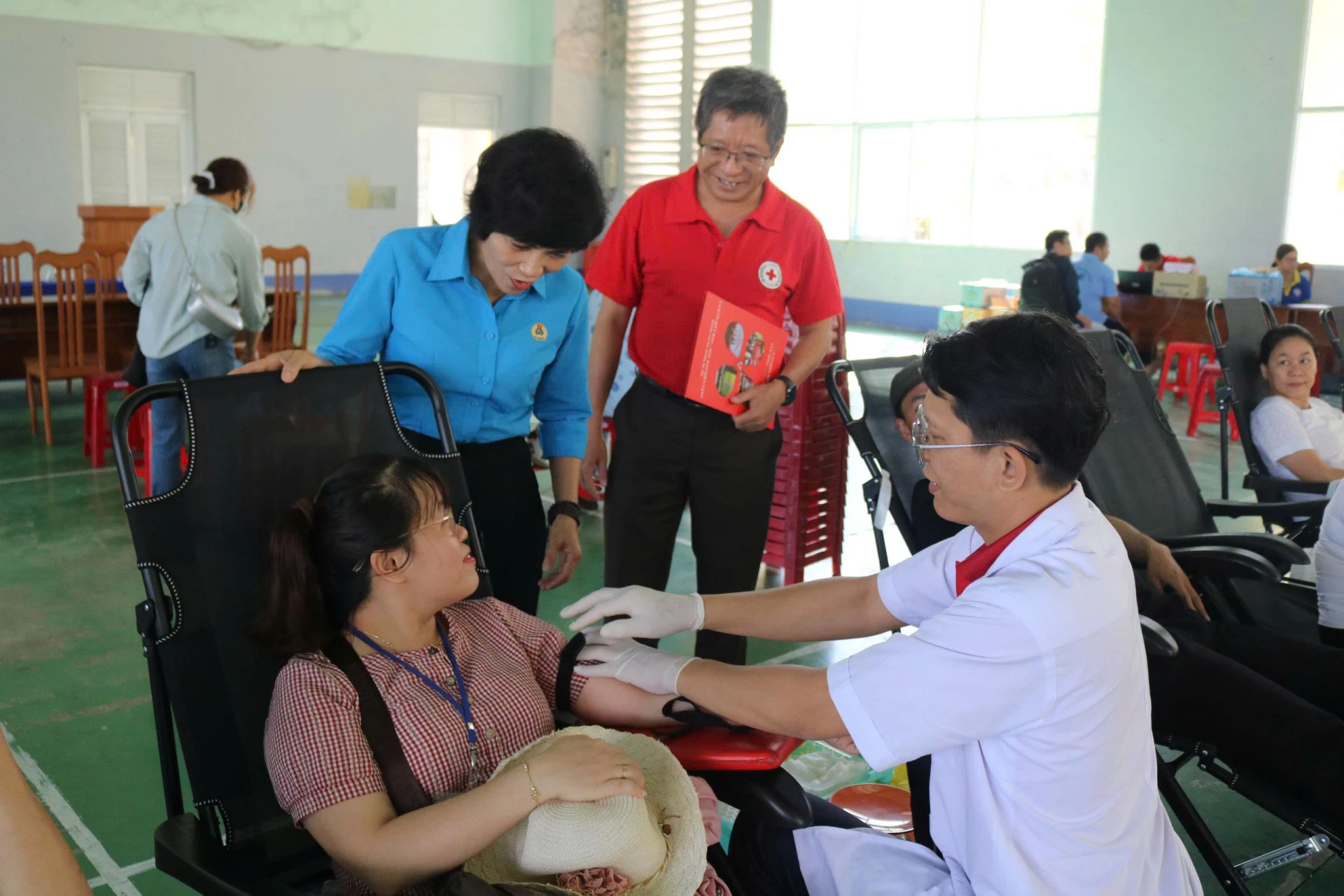 Lãnh đạo Liên đoàn Lao động tỉnh và Hội Chữ thập đỏ tỉnh thăm hỏi, động viên đoàn viên tham gia hiến máu tình nguyện