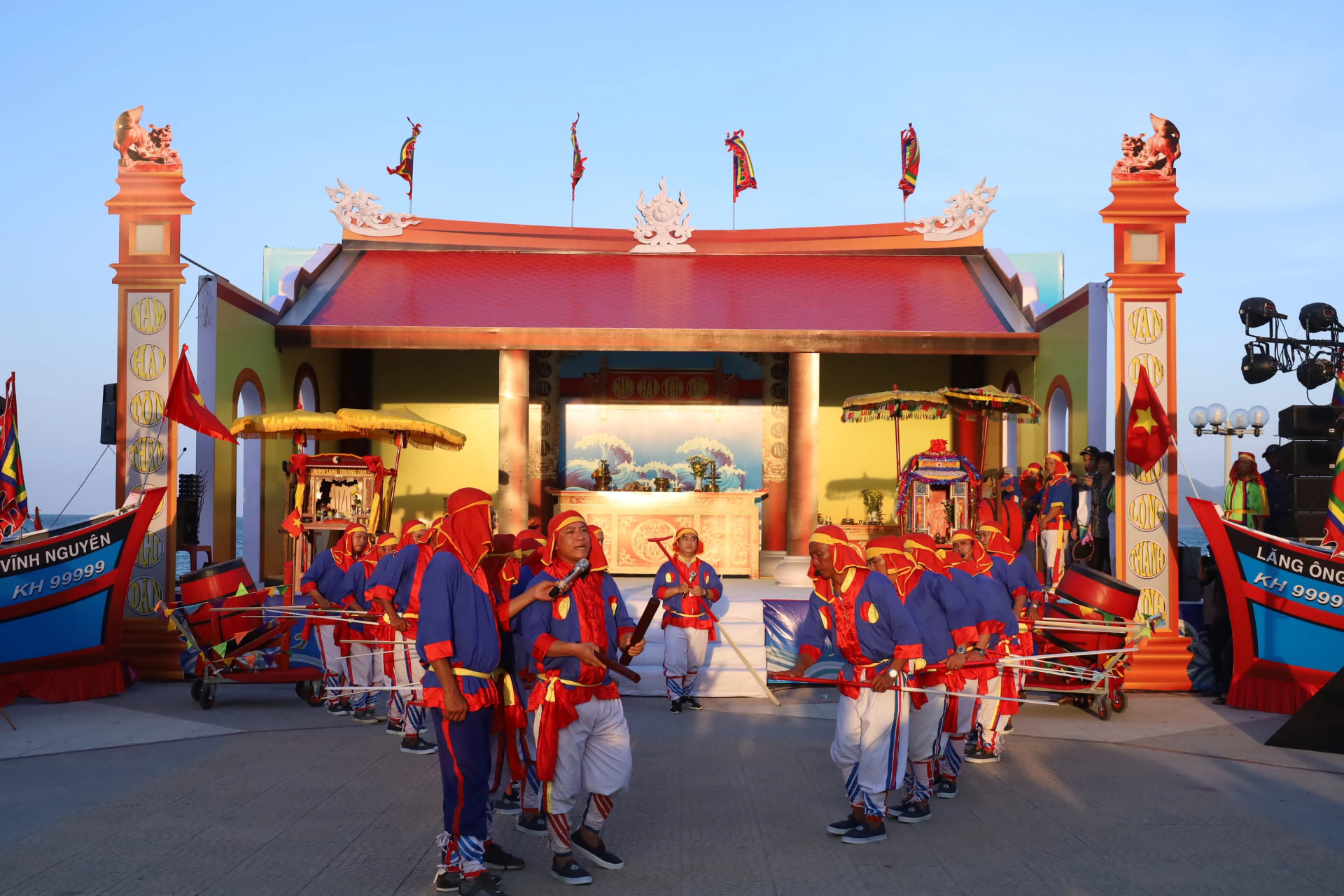 A performance of Ba Trao singing in front of tomb of Ong Nam Hai (the Whale)

