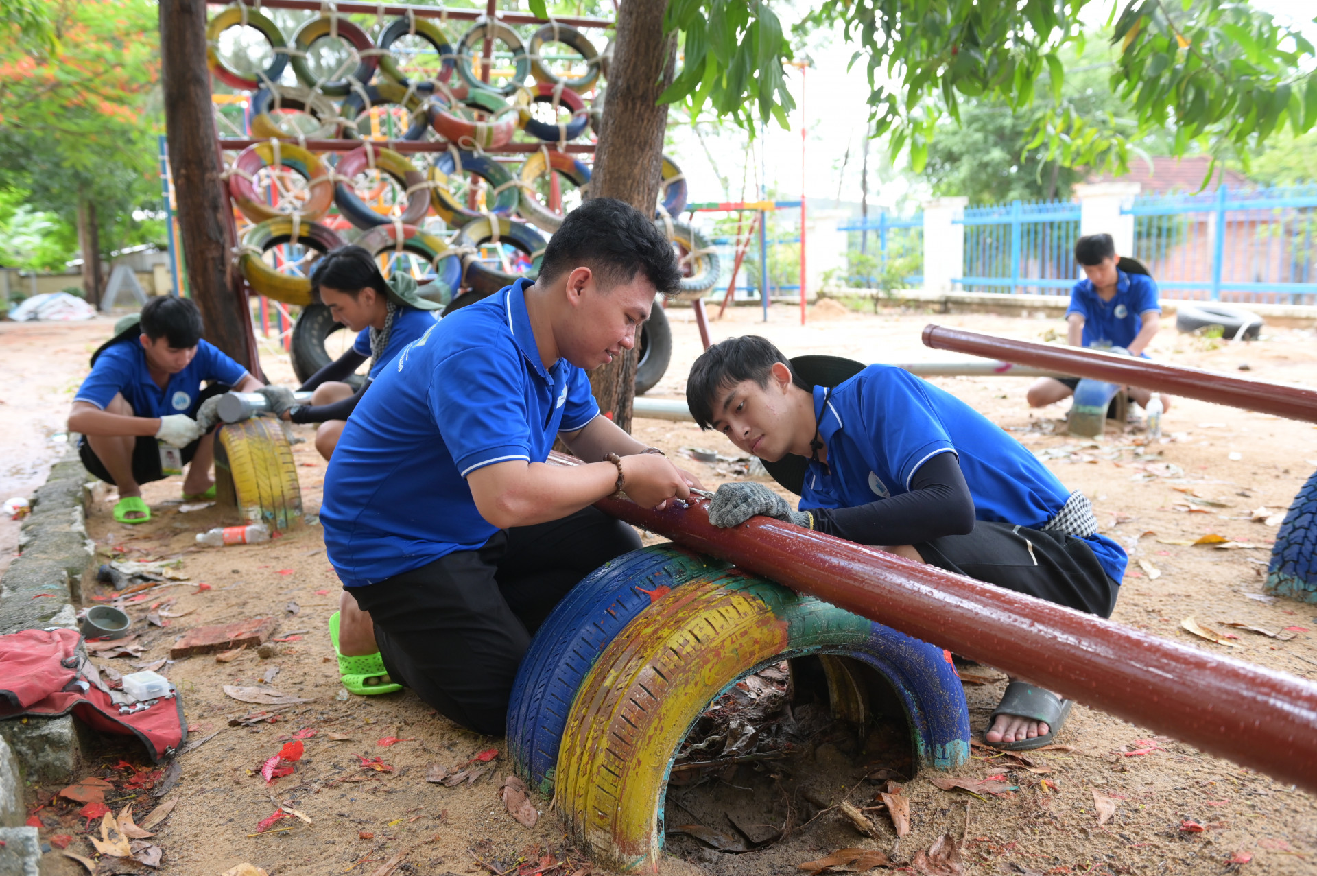 Sửa chữa khu vui chơi cho thiếu nhi tại xã Suối Cát (huyện Cam Lâm).
