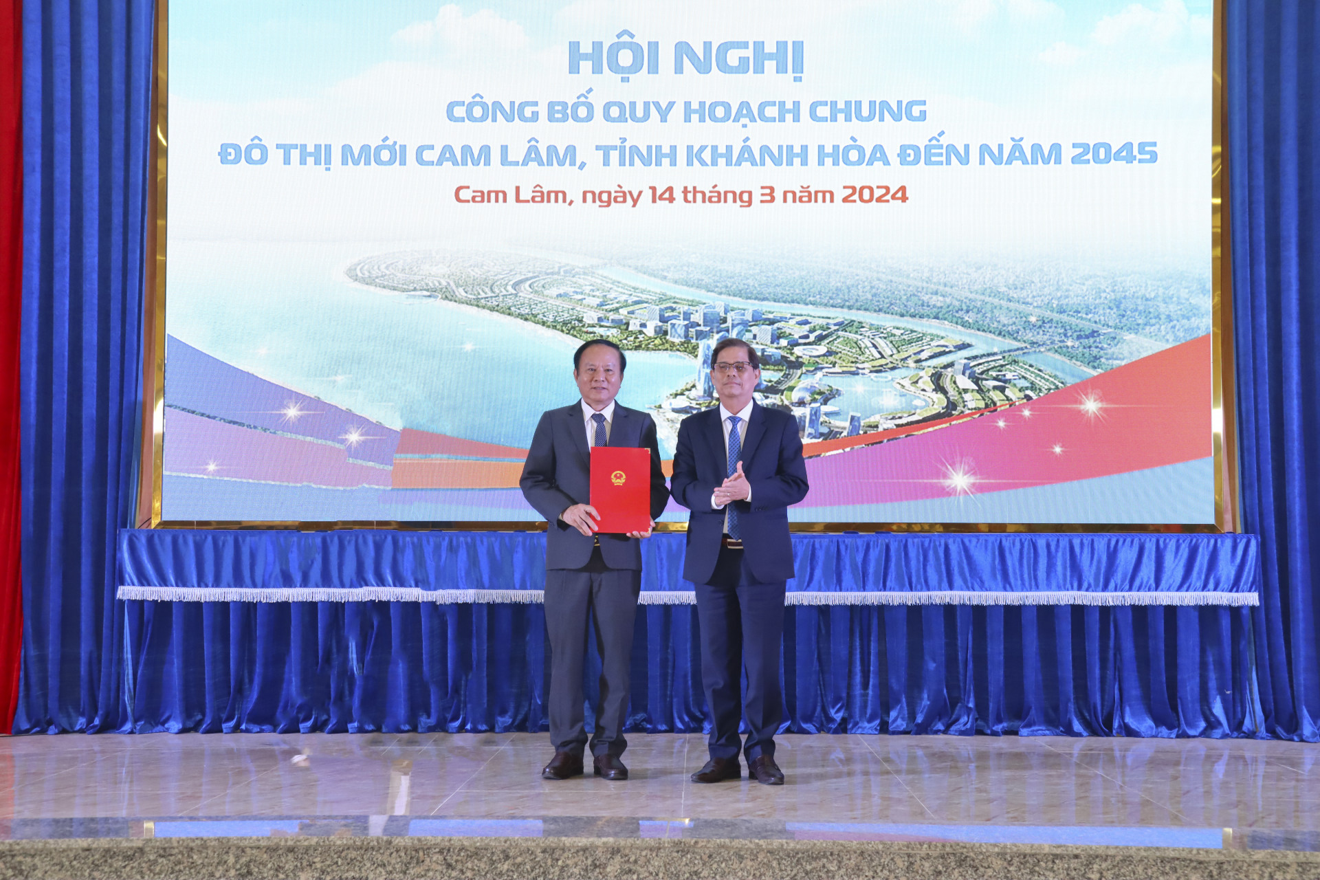 Chủ tịch UBND tỉnh Nguyễn Tấn Tuân trao quyết định phê duyệt quy hoạch cho Chủ tịch UBND huyện Cam Lâm Ngô Văn Bảo.