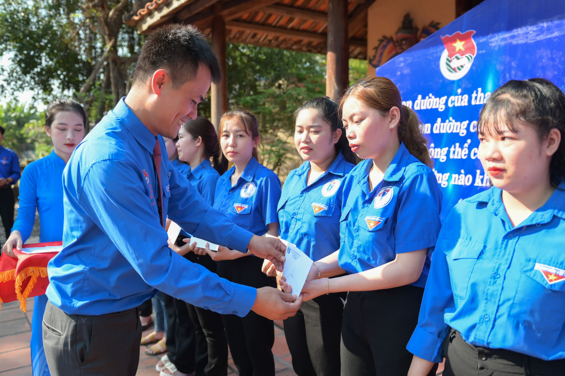 Huyện đoàn Vạn Ninh trao quà hỗ trợ thanh niên, người lao động nhân Ngày đoàn viên năm 2024.