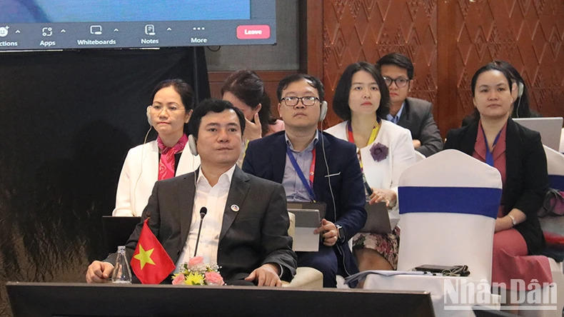 Thứ trưởng Công thương Nguyễn Sinh Nhật Tân dẫn đầu đoàn đại biểu Việt Nam tham dự hội nghị. (Ảnh: TRỊNH DŨNG)

