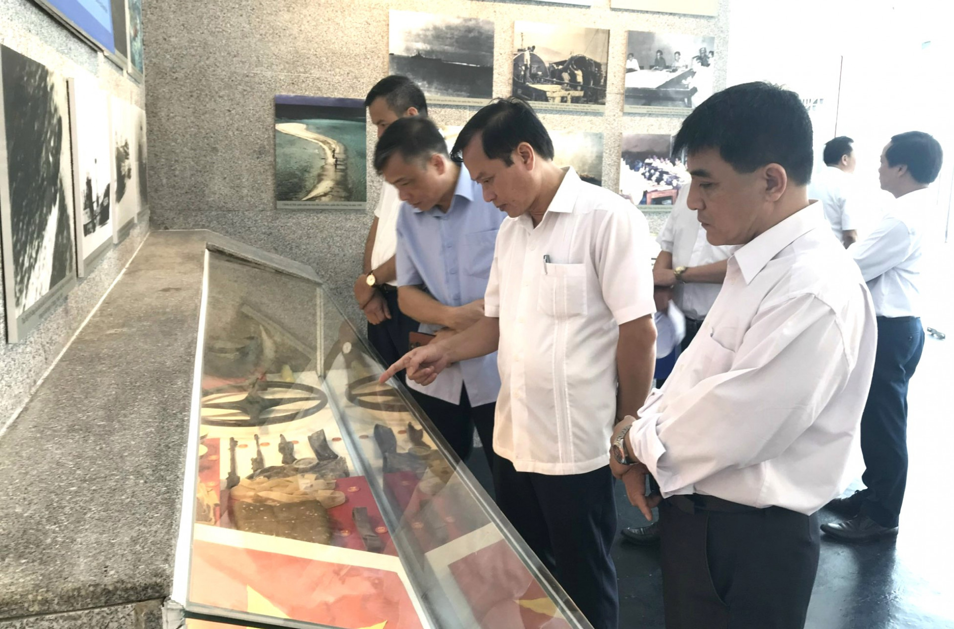 Du khách thăm quan, xem các kỷ vật của các anh hùng, liệt sĩ Gạc Ma được trưng bày tại bảo tàng trong Khu tưởng niệm chiến sĩ Gạc Ma.	