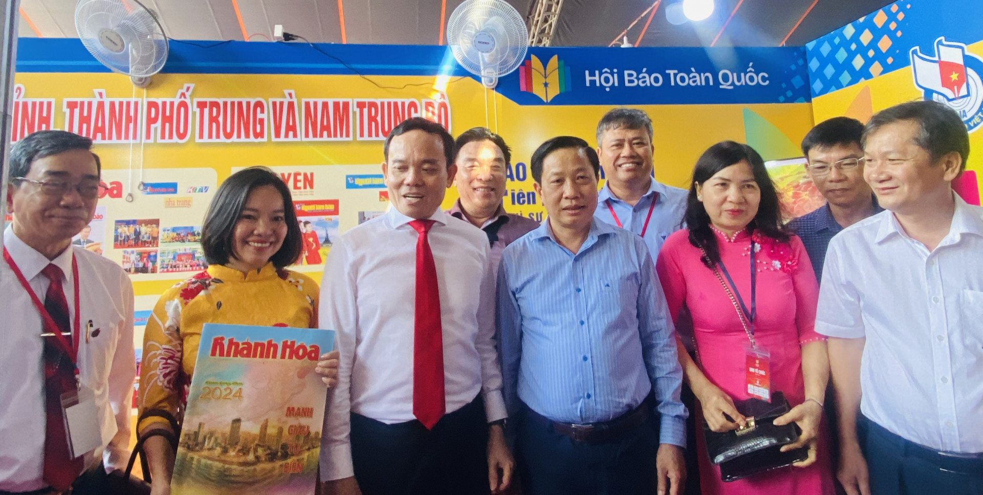 Phó Thủ tướng Chính phủ Trần Lưu Quang (thứ 3 từ trái qua) và Phó Bí thư Tỉnh ủy Khánh Hòa Hà Quốc Trị cùng các đại biểu tham quan gian hàng trưng bày báo chí của các tỉnh, thành phố Trung và Nam Trung bộ.