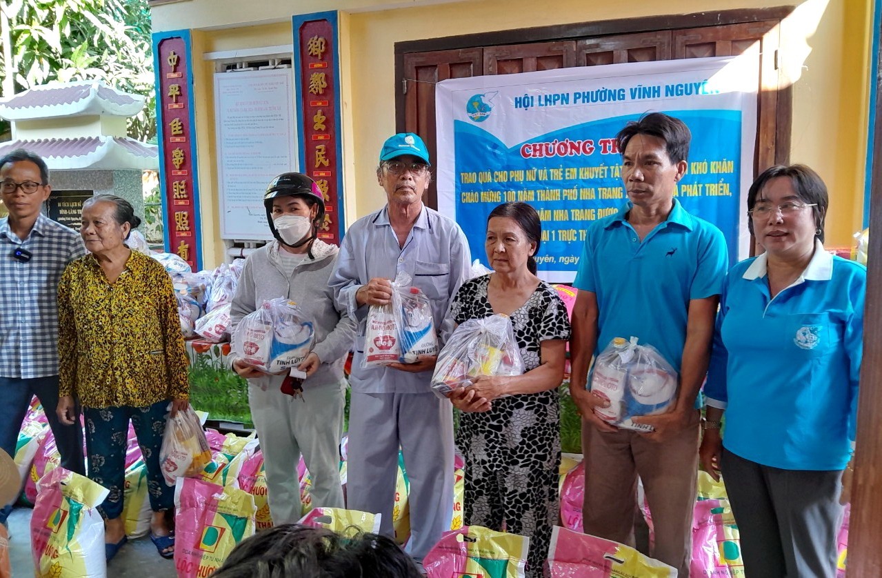 Lãnh đạo Hội LHPN phường Vĩnh Nguyên trao quà cho phụ nữ có hoàn cảnh khó khăn.