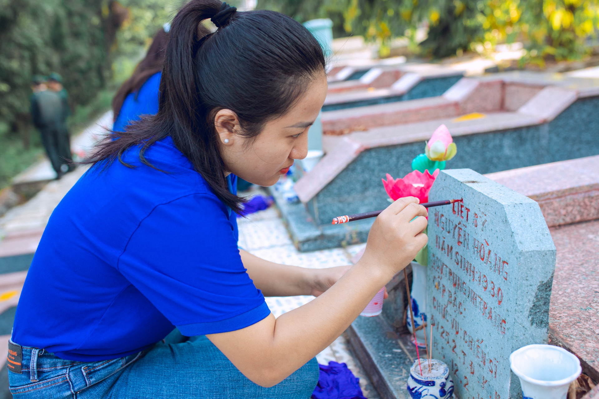 Đoàn viên, thanh niên Khối các cơ quan tỉnh thực hiện phần việc sơn mới bia mộ liệt sĩ tại Nghĩa trang liệt sĩ Hòn Dung (TP. Nha Trang).