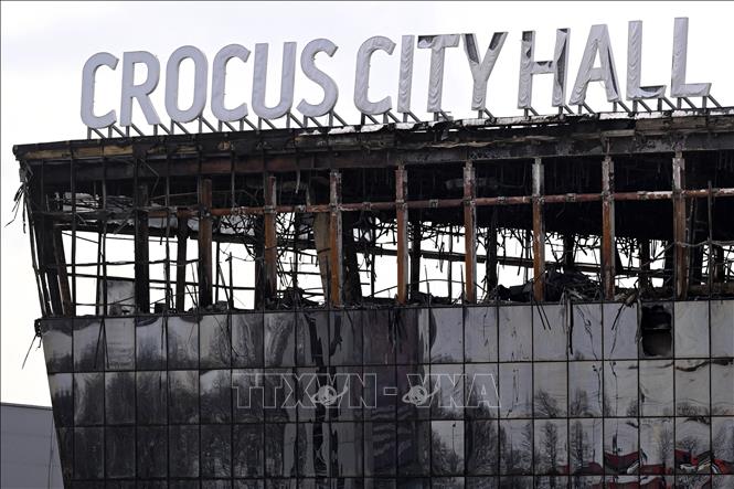 Trung tâm Crocus City Hall ở ngoại ô Moskva, Nga cháy rụi sau vụ tấn công khủng bố, ngày 26/3/2024. Ảnh: AFP/TTXVN

