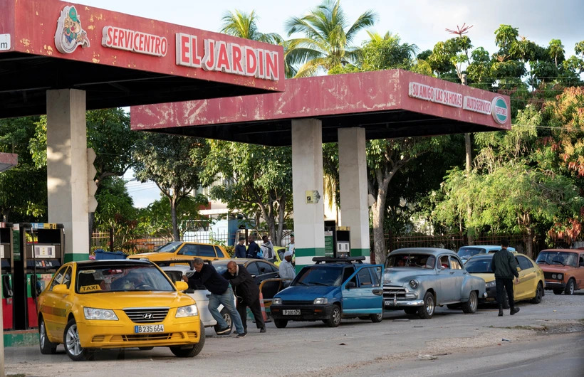 Người dân chờ đổ xăng cho các phương tiện tại trạm xăng ở La Habana, Cuba, ngày 31/1/2024. Ảnh: AFP/TTXVN
