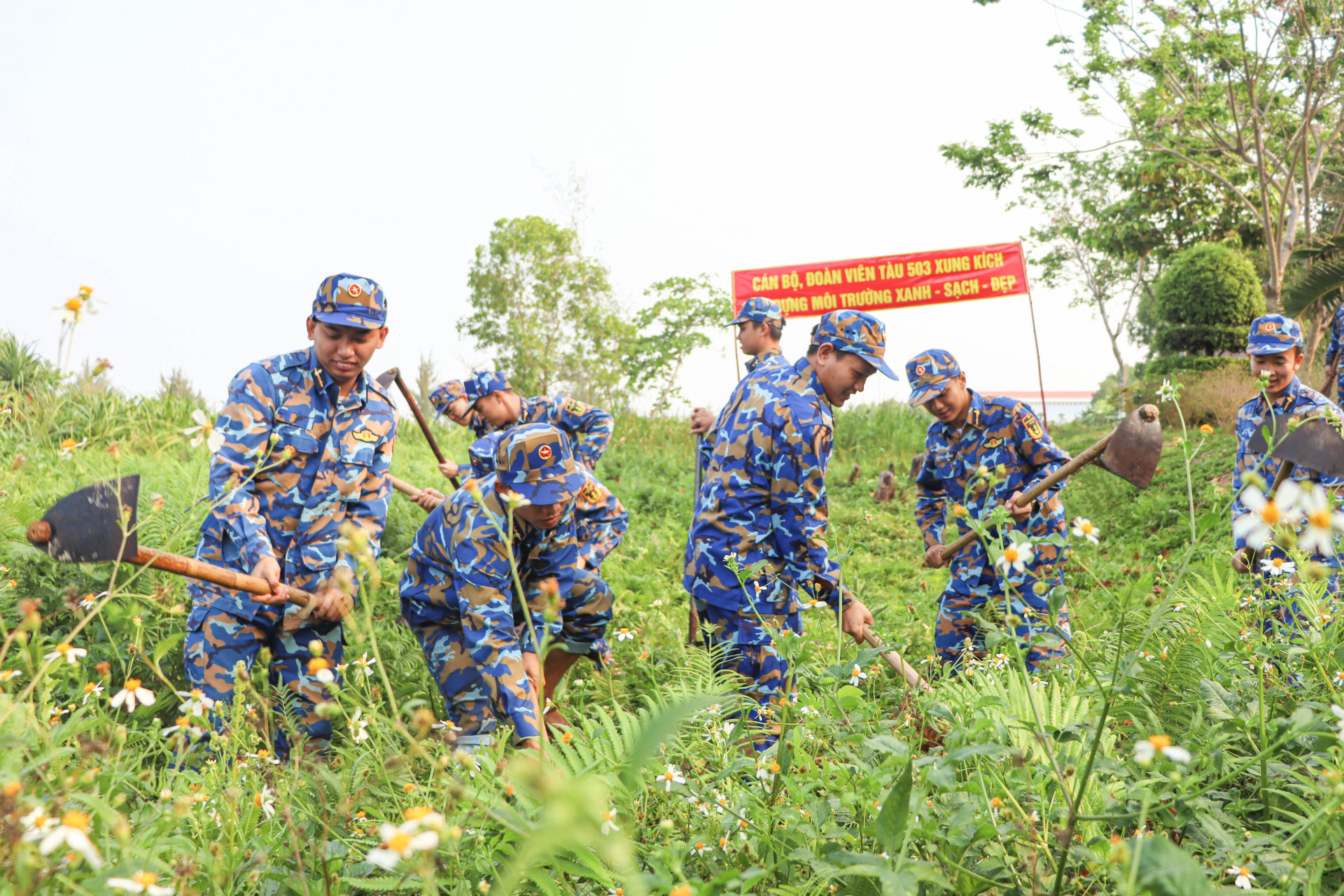 Các đoàn viên, thanh niên tham gia hoạt động tình nguyện.