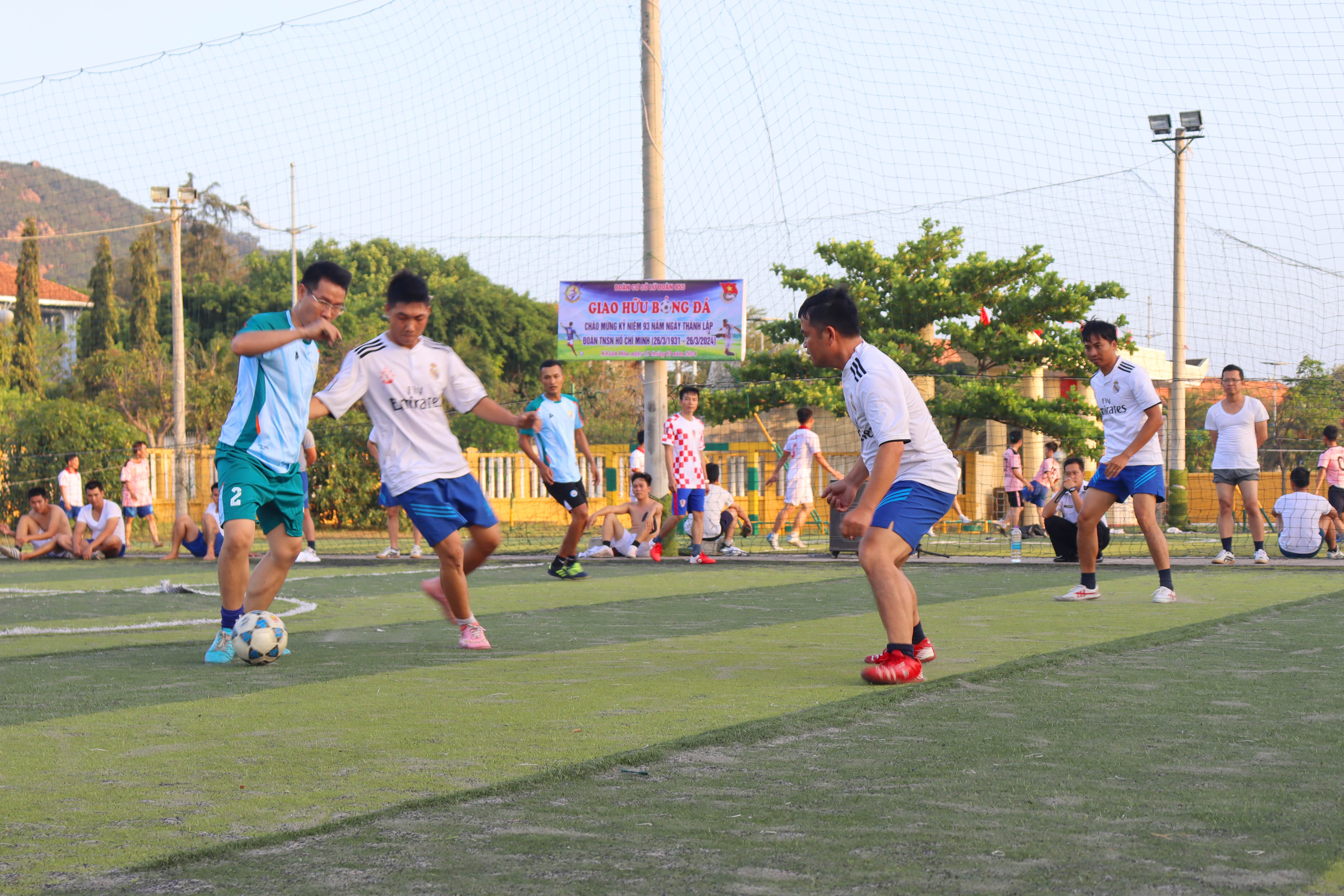 Các đội thi đấu bóng đá.