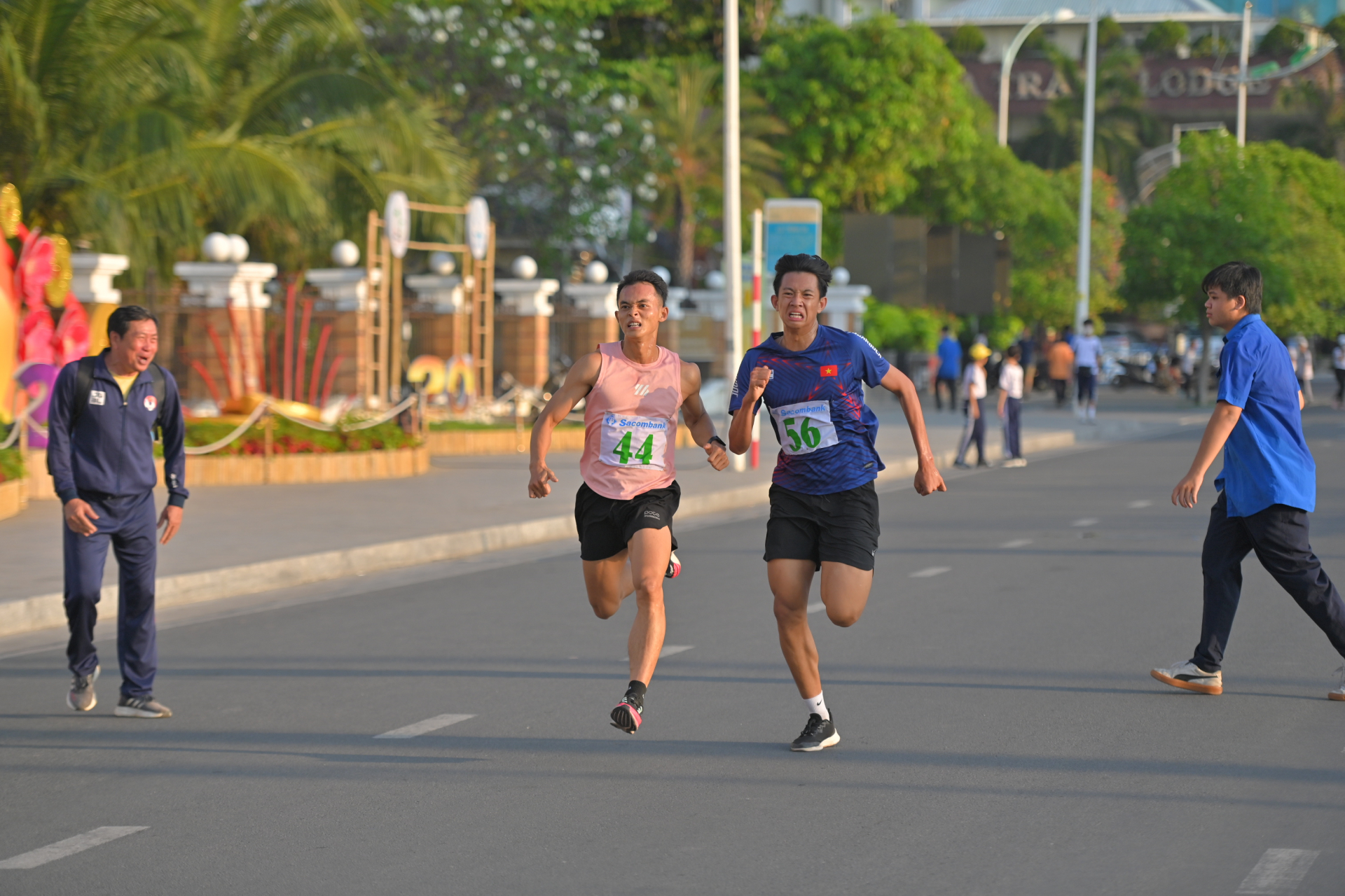 Male runners heading to the finish line

