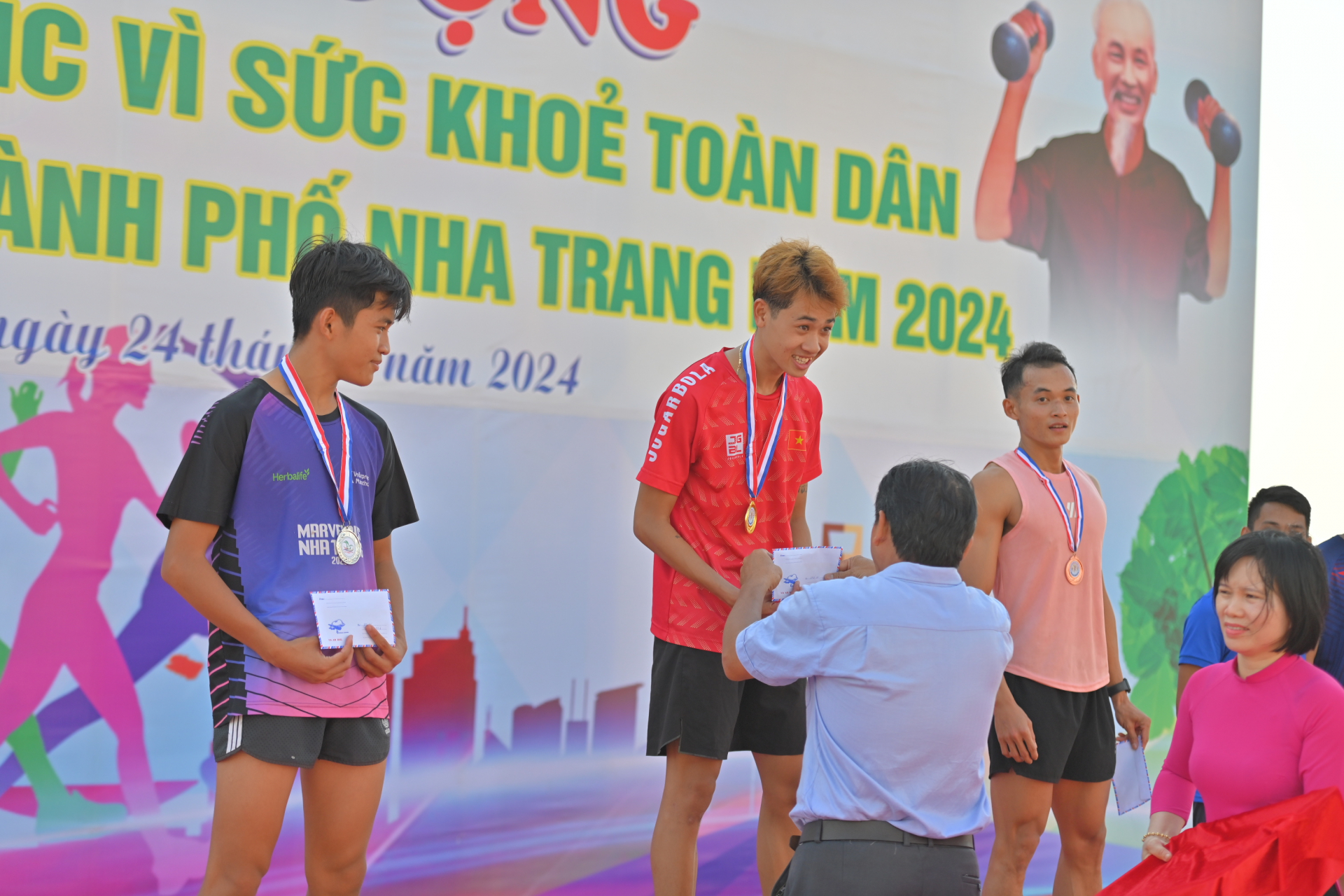 The organization board giving individual and team prizes to outstanding male runners

