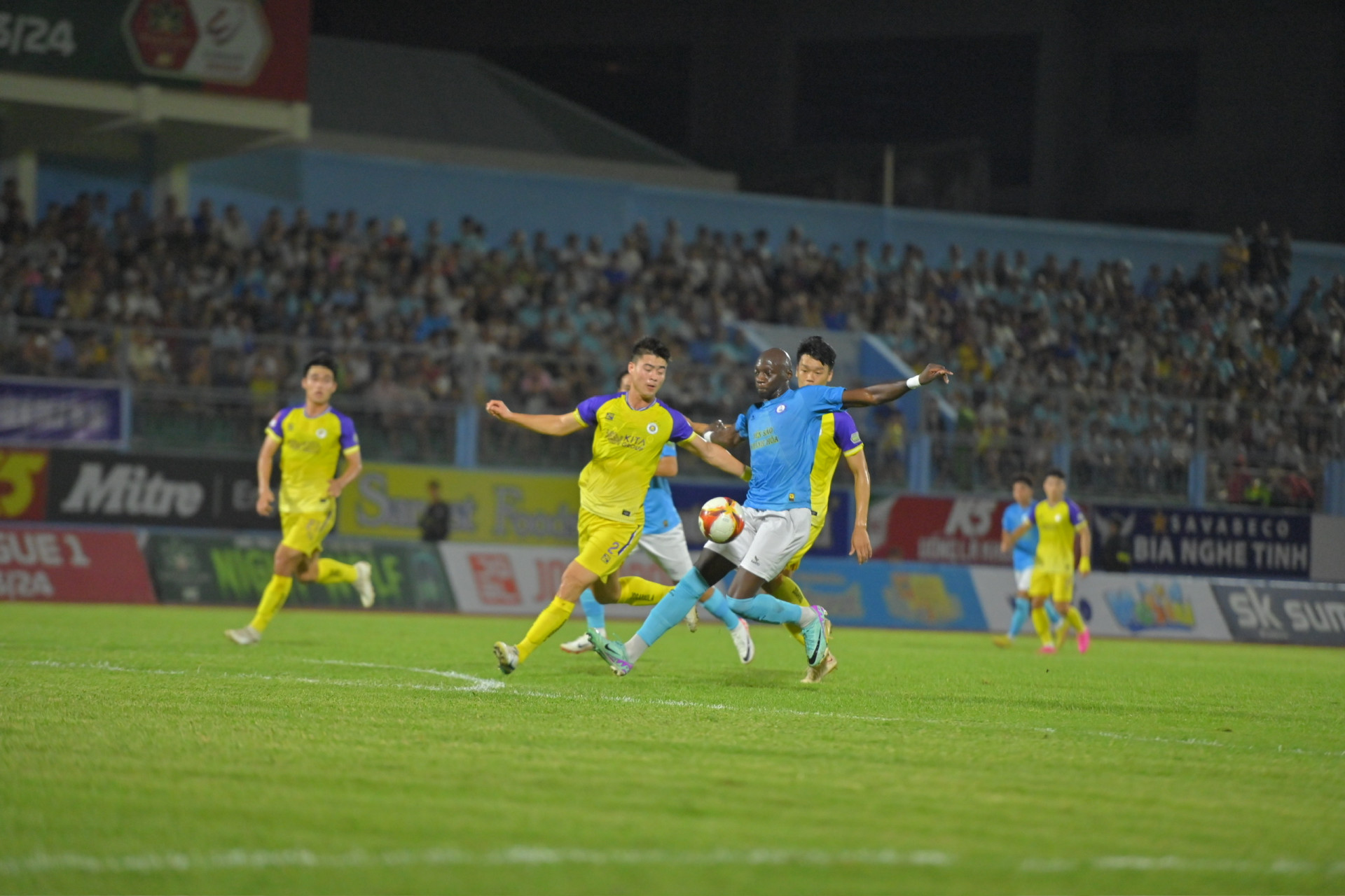 Match between Khanh Hoa FC and Hanoi

