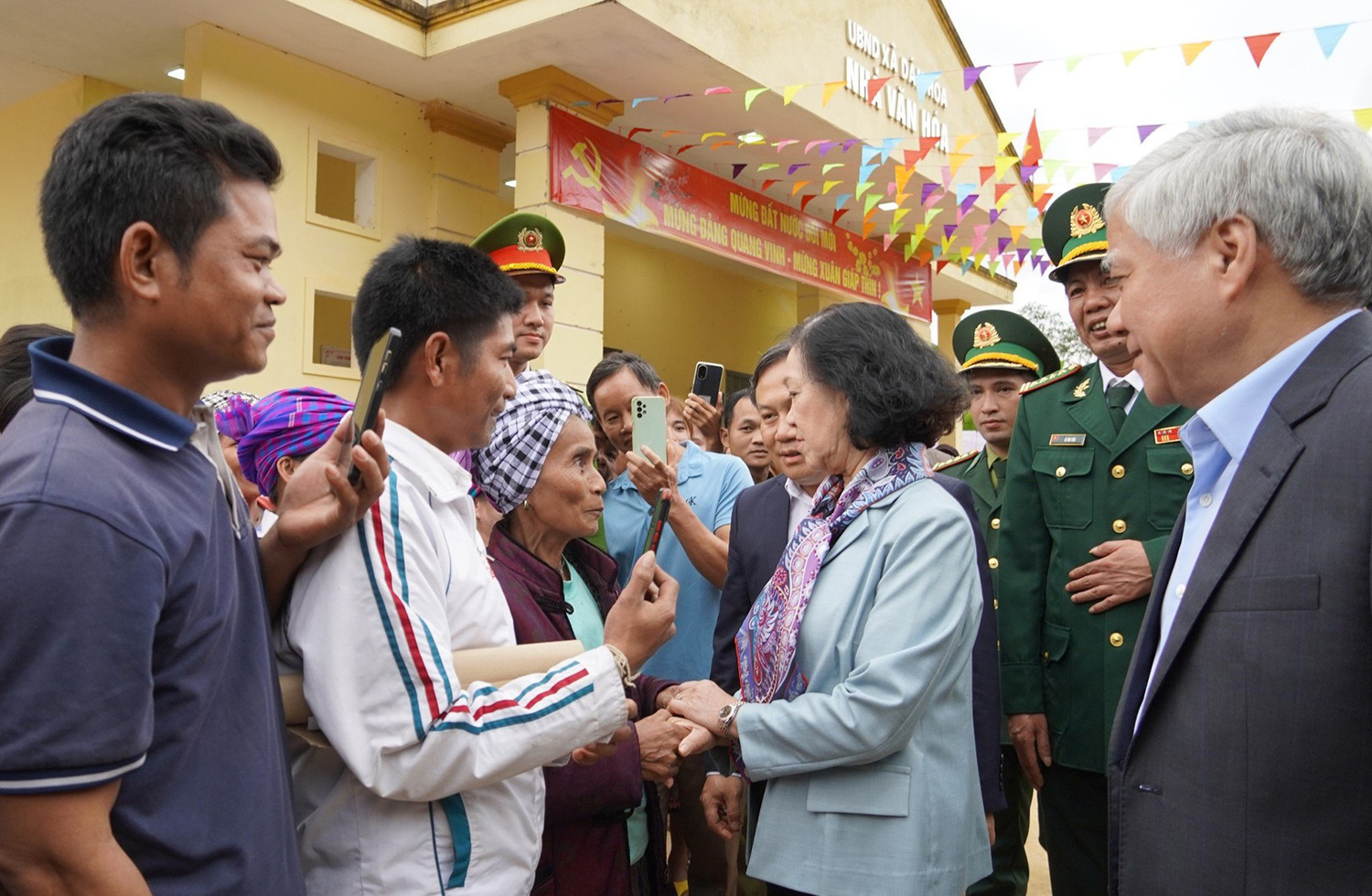 Ủy viên Bộ Chính trị, Thường trực Ban Bí thư, Trưởng Ban Tổ chức Trung ương Trương Thị Mai thăm, chúc tết cán bộ, chiến sĩ và nhân dân vùng biên giới tỉnh Quảng Bình_Ảnh: VGP

