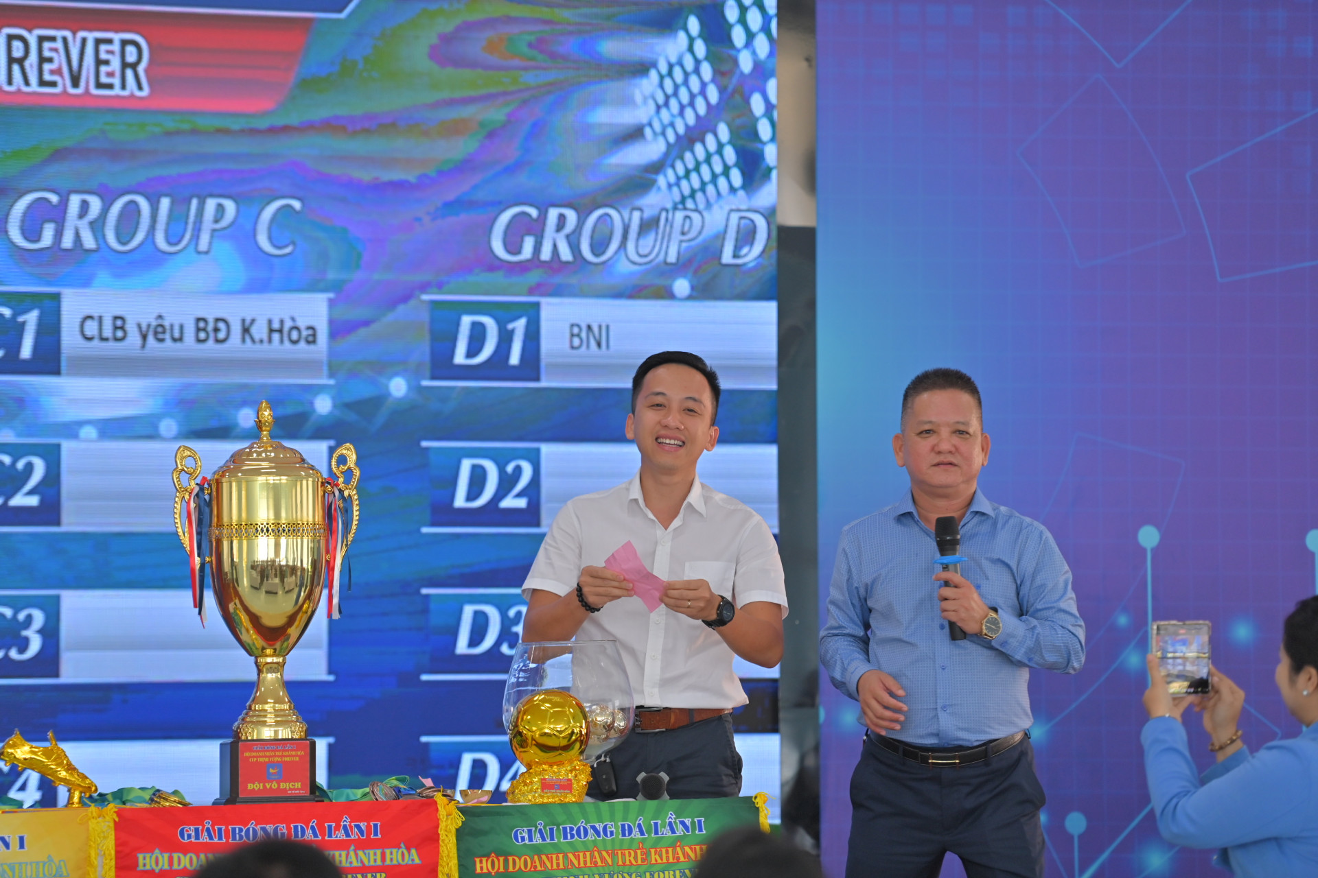 The draw of the first football tournament for young Khanh Hoa businessmen 

