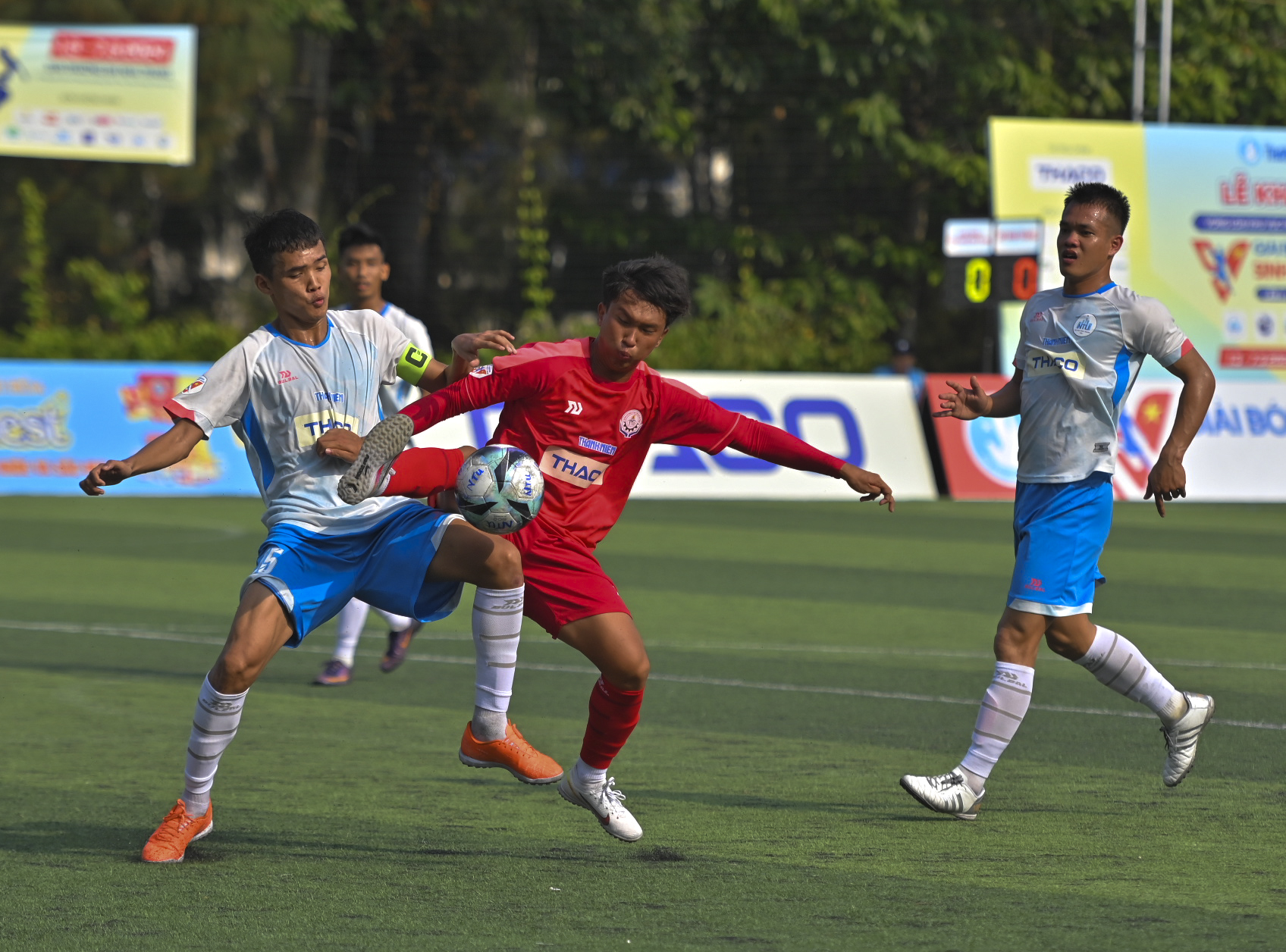 Trận play-off giữa 2 đội bóng Trường Cao đẳng Kỹ thuật Công nghệ Nha Trang và Trường Đại học Nha Trang.