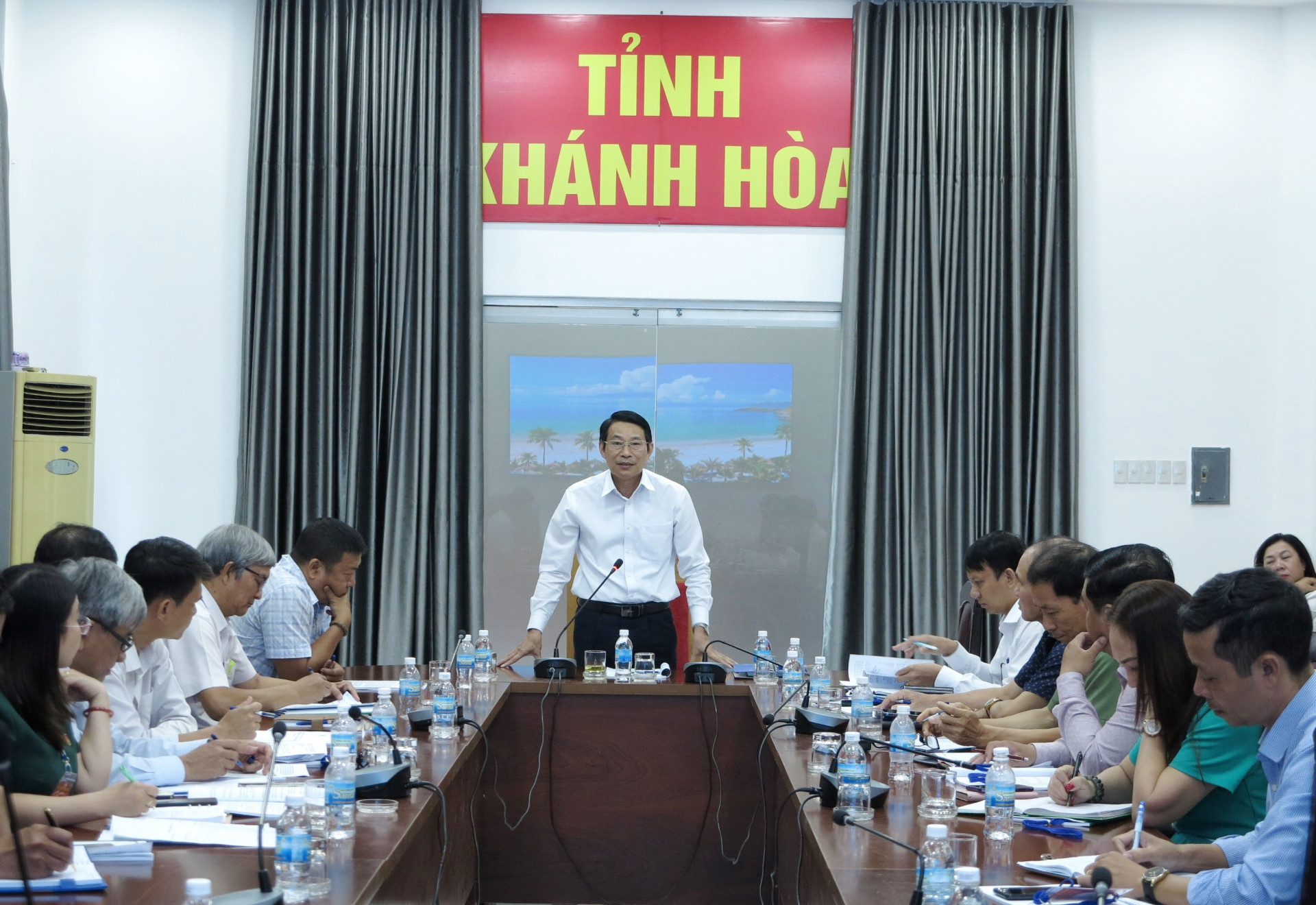 Dinh Van Thieu speaking at the meeting

